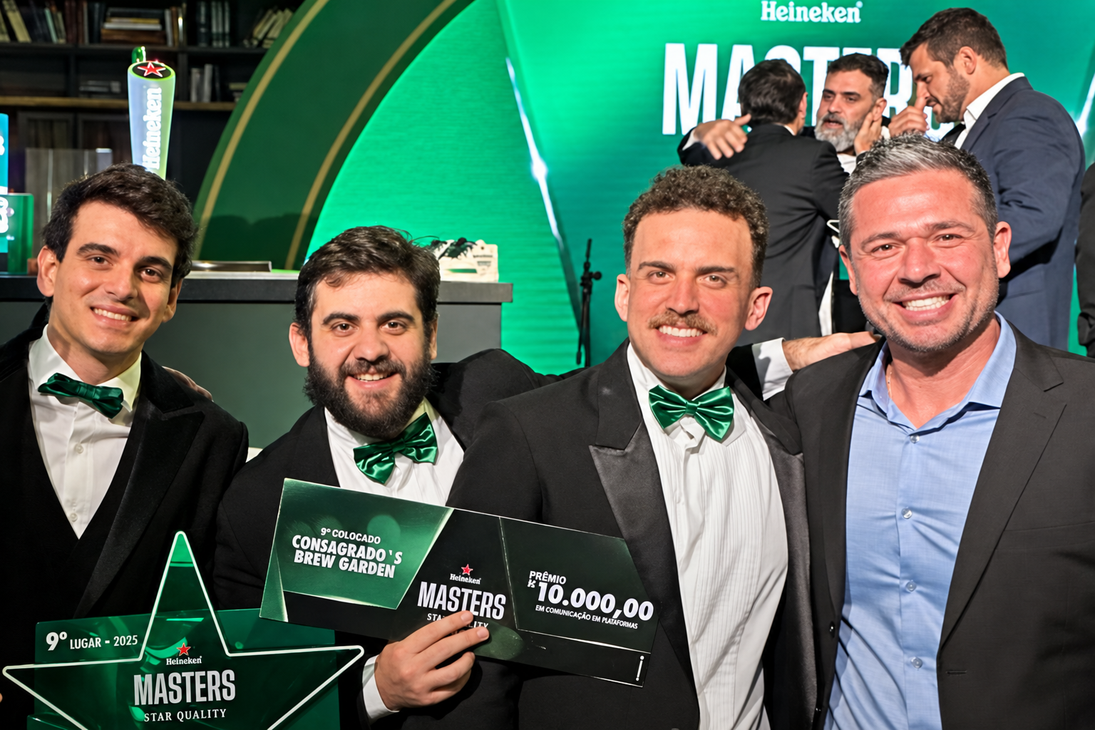Time do Consagrado's Brew Garden na premiação do Heineken Masters, com a placa de 9º colocado em mãos e o troféu Star Quality ao lado