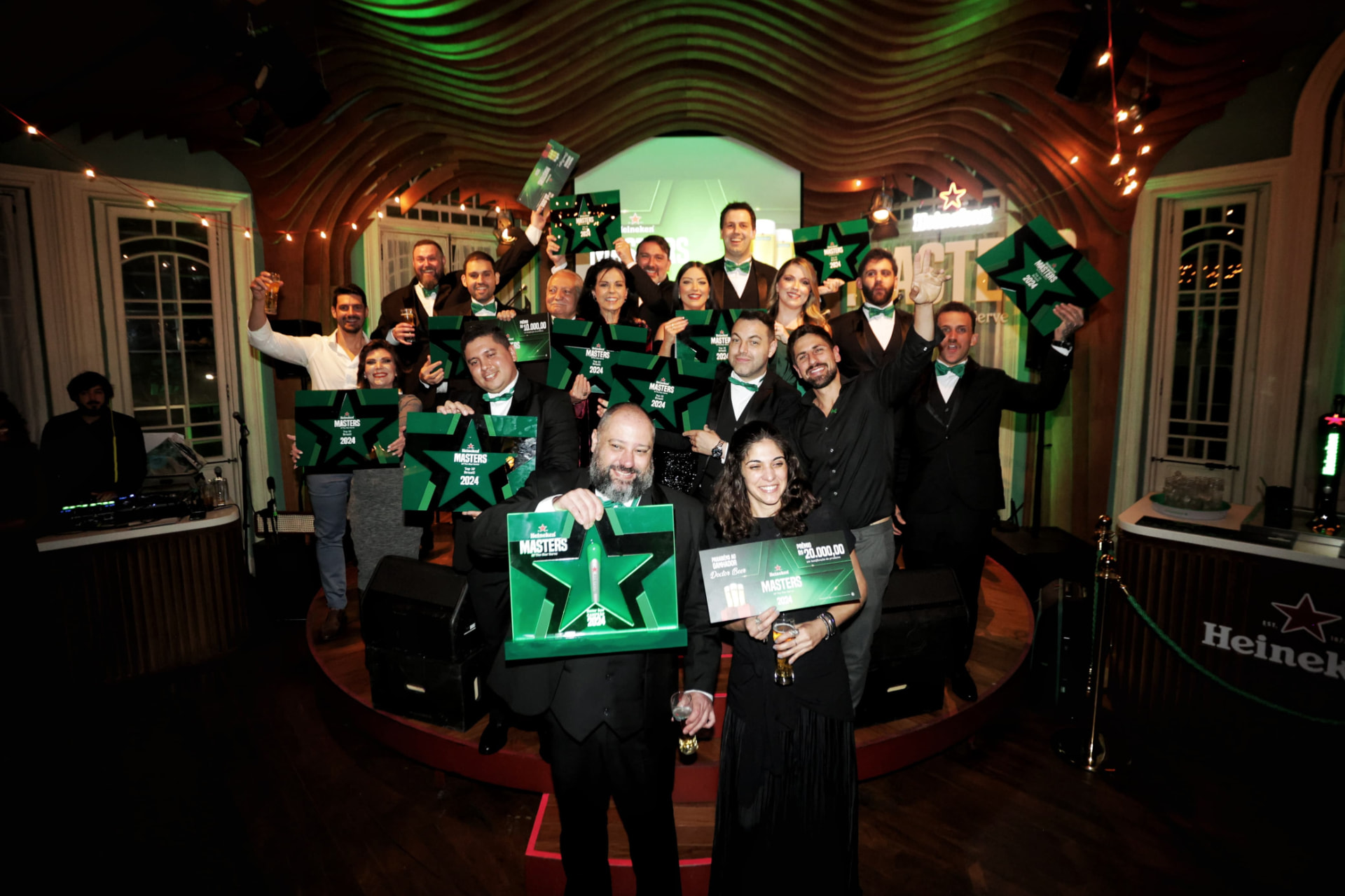 Casas premiadas no palco do Heineken Masters com as placas de reconhecimento em mãos